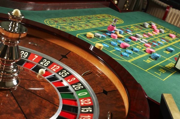 Caribbean Stud Poker hand ranking chart displayed on tartoto interface showing payout multipliers